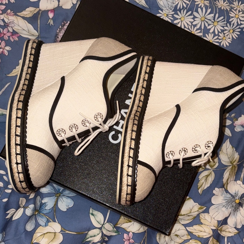 CHANEL Women's Black and White Sneakers - Picture 4 of 12